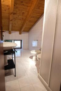 un bagno con un water bianco e un lavandino di Casa Pineta a Ledro