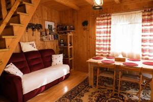 a living room with a couch and a table at Casa Bando in Moacşa