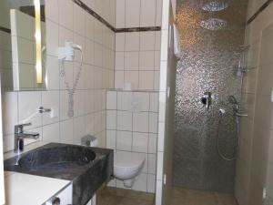 Ett badrum på Aparthotel Guzulka & Restaurant