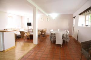 - une salle à manger avec une table et des chaises dans l'établissement Les Vents Bleus, à Donnazac