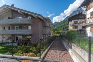 a brick walkway between two apartment buildings at Al Col de Foia in Agordo