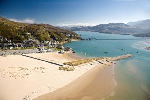 Una vista aérea de una playa con gente en el agua. en Drws y Nant, en Dolgellau
