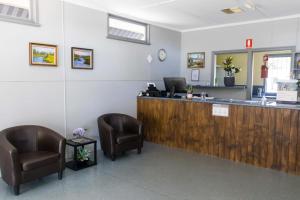 a waiting room with two chairs and a counter at Rivergums Caravan Park in Goondiwindi