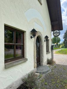 a building with a door and a sign on it at Gästezimmer Rittergut Inh. Christian Eickhoff in Heldburg