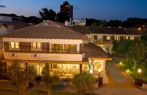 ein Haus mit Licht in der Nacht in einer Stadt in der Unterkunft Hotel Riviera in Villa Gesell