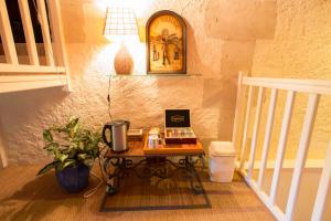 a small table in a room with a table with a lamp at Chambres d'hôtes La Ferme du Grand Launay in Semblançay