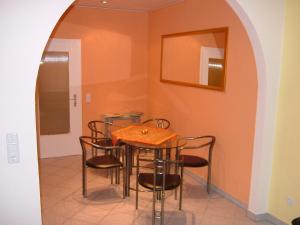 a dining room with a wooden table and chairs at Ferienwohnung Pretz in Braubach