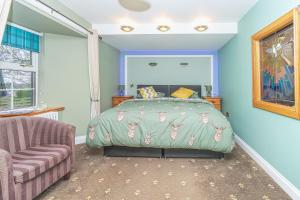 a bedroom with a bed and a couch at Navitie Apartment in Ballingry