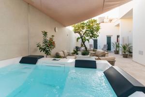 a swimming pool in the middle of a living room at B&B Palmares Rooms & Suites in Taviano