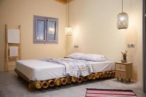 a bedroom with a bed and a window at The Beach House at Oz Bay in Pantoukiós