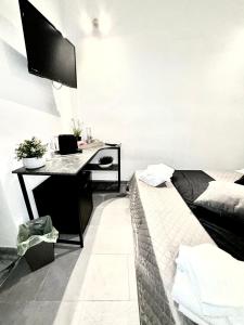 a room with a desk with a bed and a desk sidx sidx sidx at Il Telescopio in Noto +33 photos
