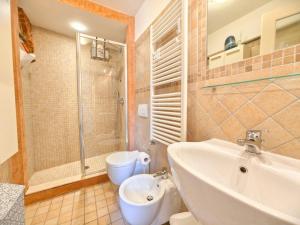 a bathroom with a sink and a toilet and a shower at Rivierarent Casa Nemo in Finale Ligure