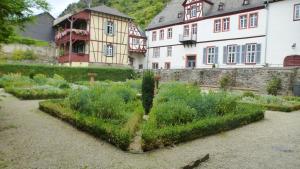 einen Garten im Innenhof eines Gebäudes in der Unterkunft Ferienwohnung Pretz in Braubach