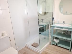 a bathroom with two sinks and a shower at L'ESPOIRENTHESE T2 35m2 in Nieuil-lʼEspoir