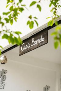 a sign that reads cama bando on a building at Casa Bando in Moacşa