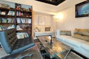a living room with a couch and a coffee table at Natuur one Kamogawa in Minamiboso