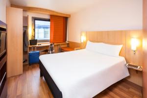 Postel nebo postele na pokoji v ubytování ibis Mulhouse Centre Filature