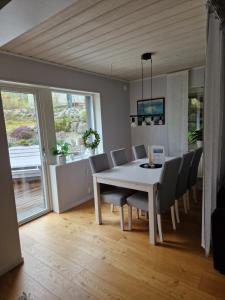 a dining room with a white table and chairs at Skärgårdsidyll på Björkö med gångavstånd till havet in Skarvik