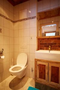 レオガングにあるAppartement Gassnerのバスルーム(トイレ、洗面台付)