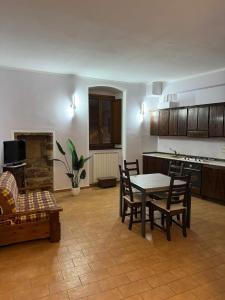 a kitchen with a table and chairs in a room at Appartamento Quintavalle - Centro Assisi in Assisi