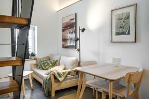 ein Wohnzimmer mit einem Tisch und einem Sofa in der Unterkunft Studio Lago in Tüscherz-Alfermée