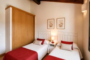 two beds sitting next to each other in a bedroom at Apartamento La Castañera in Colombres