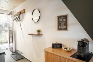 ein Badezimmer mit Waschtisch und Spiegel an der Wand in der Unterkunft Studio Lago in Tüscherz-Alfermée