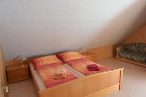 タウプリッツにあるFerienwohnung Pöreiterhofのベッドルーム1室(ベッド1台、バッグ2つ付)