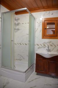 a bathroom with a shower and a sink at Villa Historyka in Alanya
