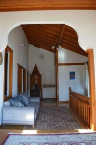 a living room with a couch in a room at Villa Historyka in Alanya