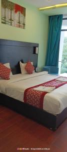 a bedroom with a large bed with red and white pillows at Hotel San Andreas Amar in Kodaikānāl