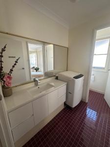 a bathroom with a sink and a large mirror at Private Rm6in Elderslie in Elderslie +33 photos
