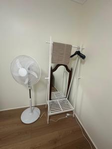 a fan in a room next to a white wall at Private Rm6in Elderslie in Elderslie