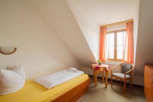 
Ein Bett oder Betten in einem Zimmer der Unterkunft Hotel Gröbern am See
