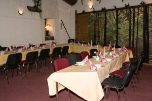 eine Gruppe von Tischen und Stühlen in einem Zimmer in der Unterkunft Hotel Gröbern am See in Gröbern