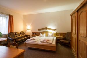 Un pat sau paturi într-o cameră la Hotel Gröbern am See