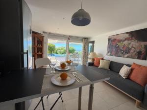 a living room with a table and a couch at Apartment Mel de Flor in Loulé