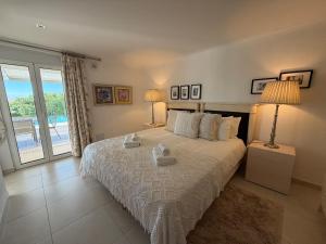 a bedroom with a bed with two towels on it at Apartment Mel de Flor in Loulé