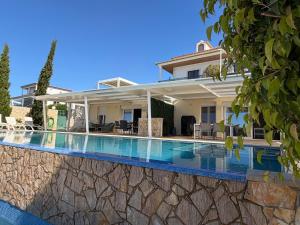 a swimming pool in front of a house at Apartment Mel de Flor in Loulé