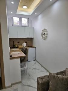 eine Küche mit einem Tisch und einer Arbeitsplatte in der Unterkunft Studio centar Lazic 2 in Šid + 9 Fotos