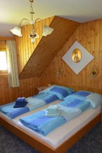 Łóżko lub łóżka w pokoju w obiekcie Ferienwohnung Pöreiterhof