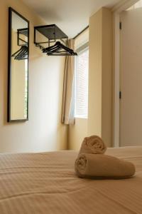 a towel sitting on a bed in a bedroom at Het Bakkershuus in Gramsbergen