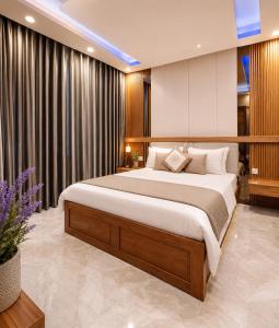 a bedroom with a large bed in a room at Hotel Bình Hải in Trương Tần