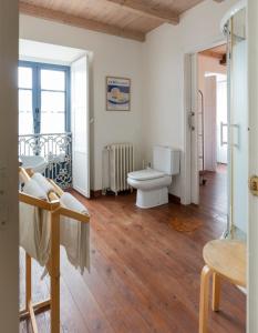 a bathroom with a toilet and a sink at NAMOR-Estudio Galeria in Ribadeo +16 photos