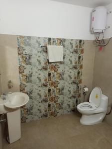 a bathroom with a toilet and a sink at Adarsh villa in Dharmsāla