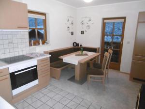 ヴァークラインにあるAppartements Oberhofのテーブルとカウンタートップのあるキッチン