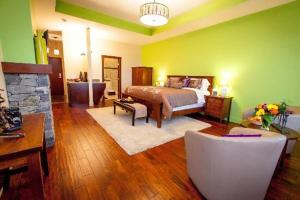 1 dormitorio grande con 1 cama y chimenea en Hillcrest Farm Market B&B, en Kelowna