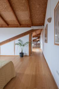 a living room with wooden ceilings and a wooden floor at NAMOR - Buhardilla Zen in Ribadeo
