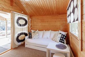 a small room with a couch in a cabin at Villa Veneskoski in Veneskoski