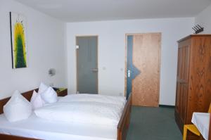 Łóżko lub łóżka w pokoju w obiekcie Hotel Garni Sport Sonneck